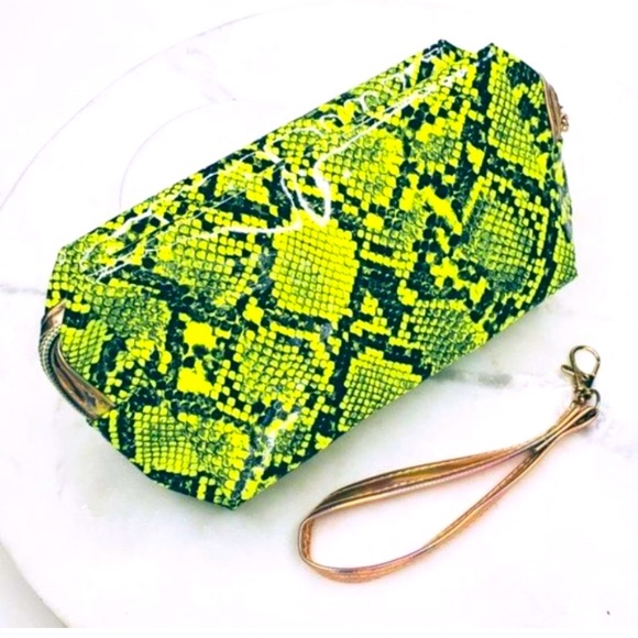 HP⭐️Neon yellow python print wristlet - Picture 2 of 8